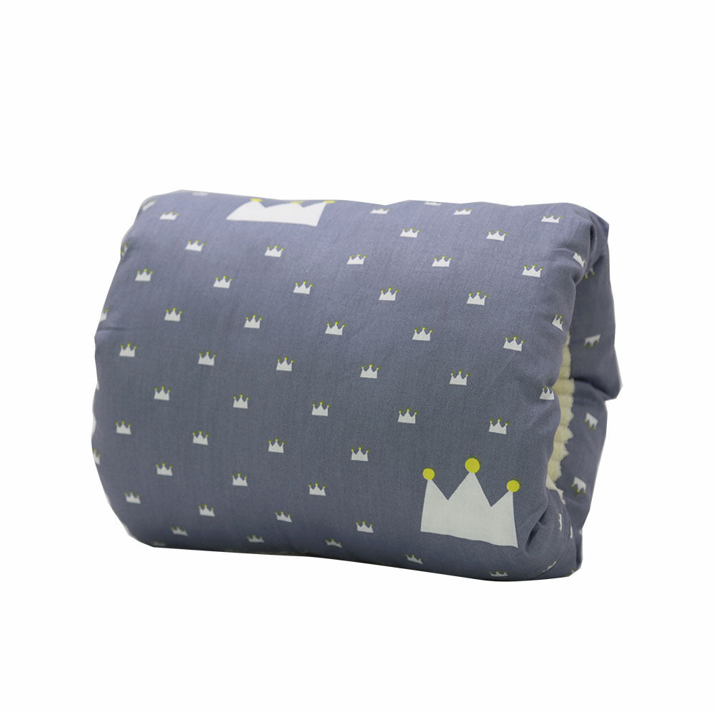 ComfortStar Baby Stillkissen - Ergonomisches und bequemes Stillkissen mit grauem Chevron-Muster, sorgt für Unterstützung und Komfort beim Stillen für Mutter und Baby.