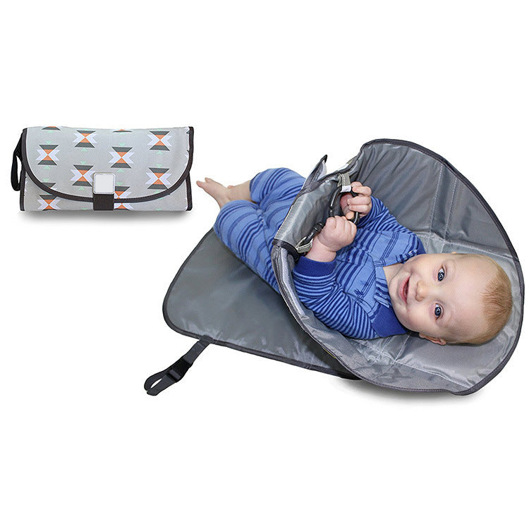 Fix Pad Wickelunterlage - kompakte, tragbare und hygienische Wickelunterlage für unterwegs. Ideal für sorgenfreie und gut organisierte Ausflüge mit deinem Baby. Wasserabweisend, leicht zu reinigen und mit praktischen Taschen für Windeln und Feuchttücher
