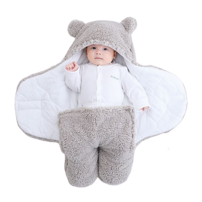 KuschelBär Babydecke – Weiche Babydecke mit niedlichen Bärenohren, ideal für Wärme und Geborgenheit unterwegs und zuhause.