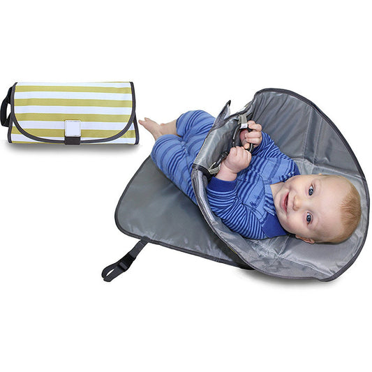 Fix Pad Wickelunterlage - kompakte, tragbare und hygienische Wickelunterlage für unterwegs. Ideal für sorgenfreie und gut organisierte Ausflüge mit deinem Baby. Wasserabweisend, leicht zu reinigen und mit praktischen Taschen für Windeln und Feuchttücher